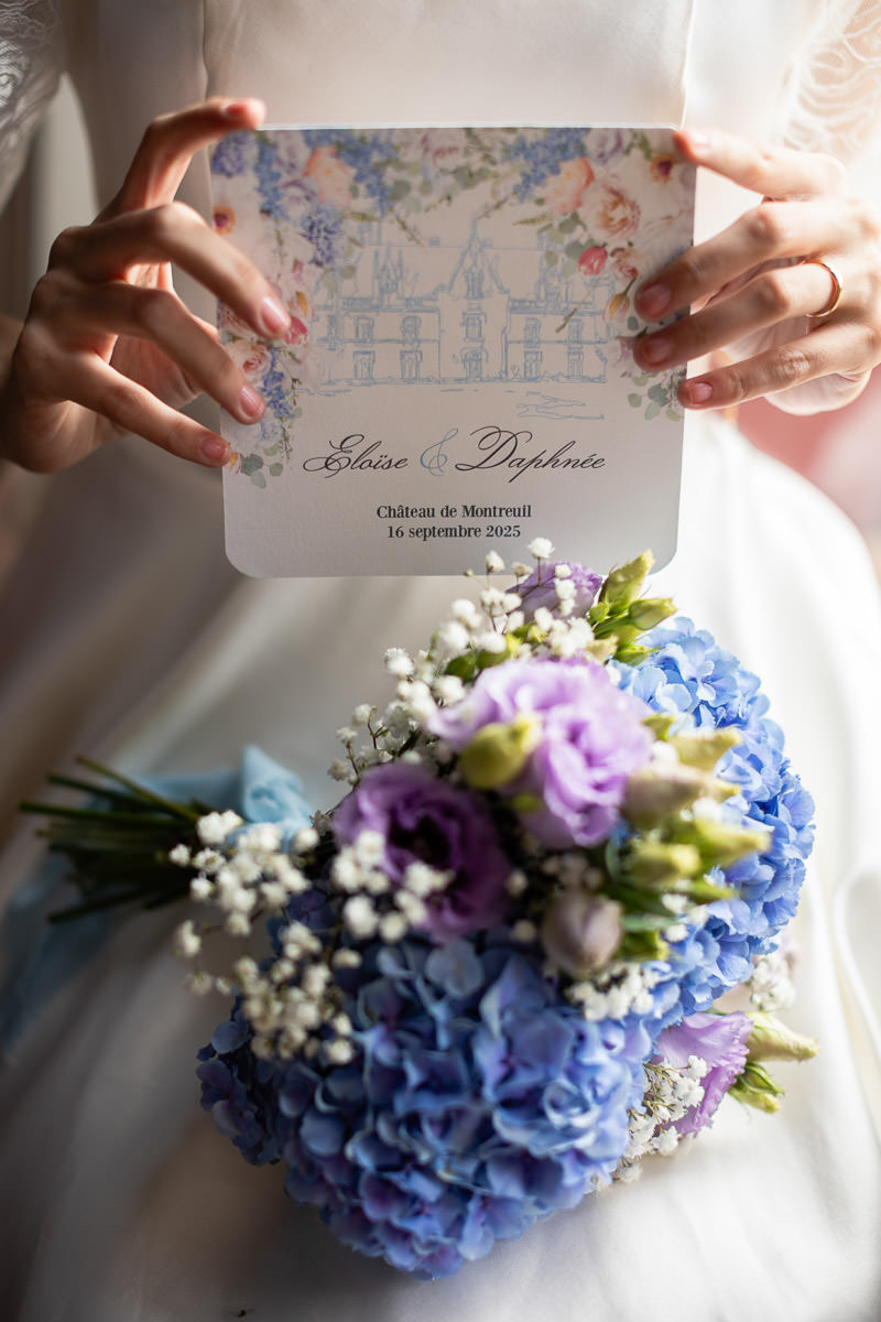 papeterie style Bridgerton et bouquet de mariage violet et bleu